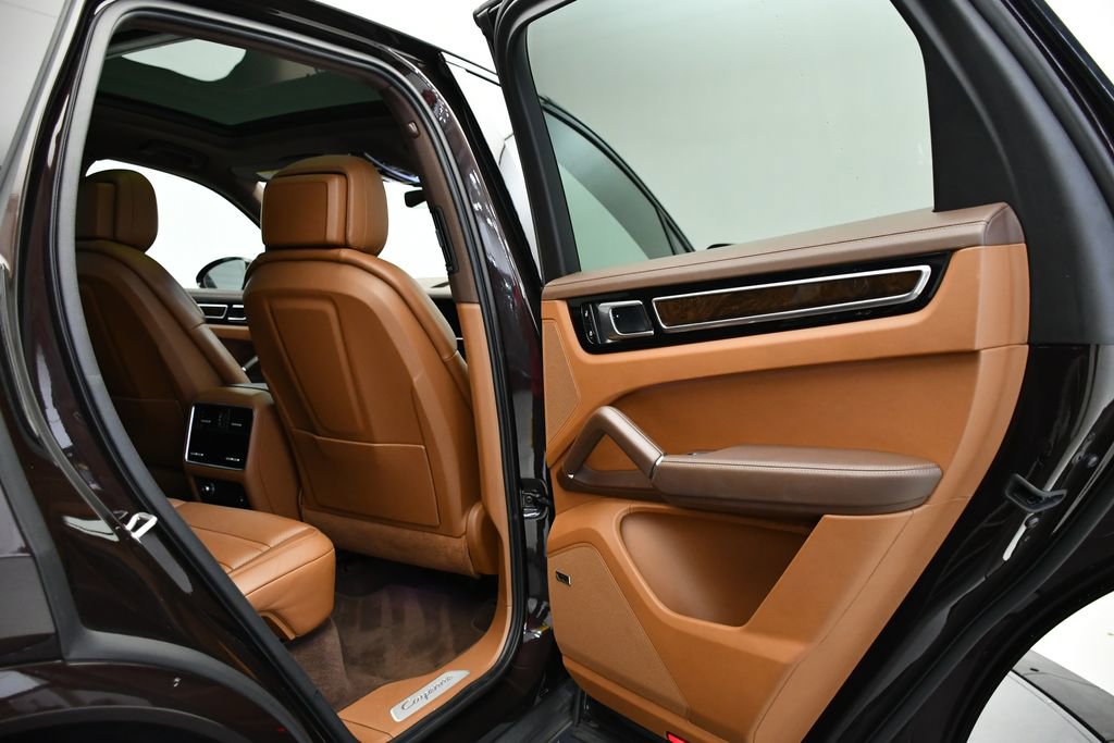 Used 2023 Porsche Cayenne Platinum Edition image 54