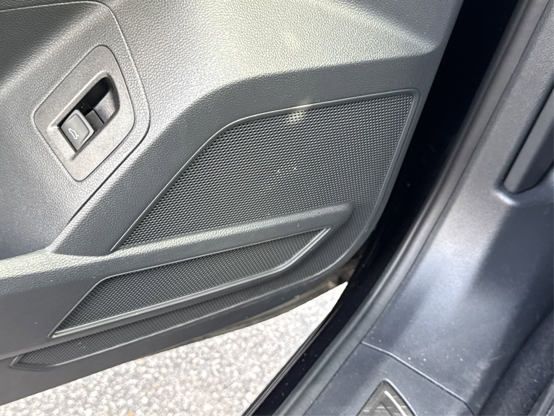 Used 2022 Volkswagen Atlas Cross Sport SE w/ Panoramic Sunroof Package image 35