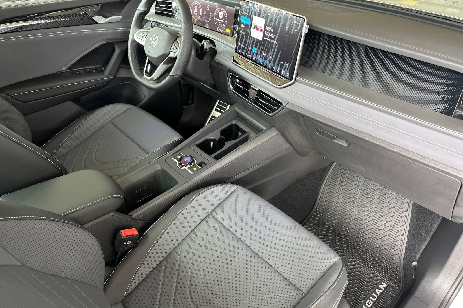 New 2026 Volkswagen Tiguan SE R-Line AWD/4WD image 16