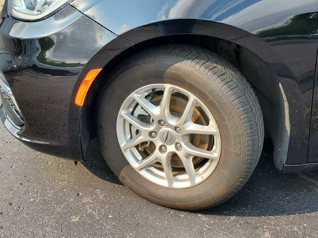 Used 2024 Chrysler Pacifica Touring-L FWD image 4