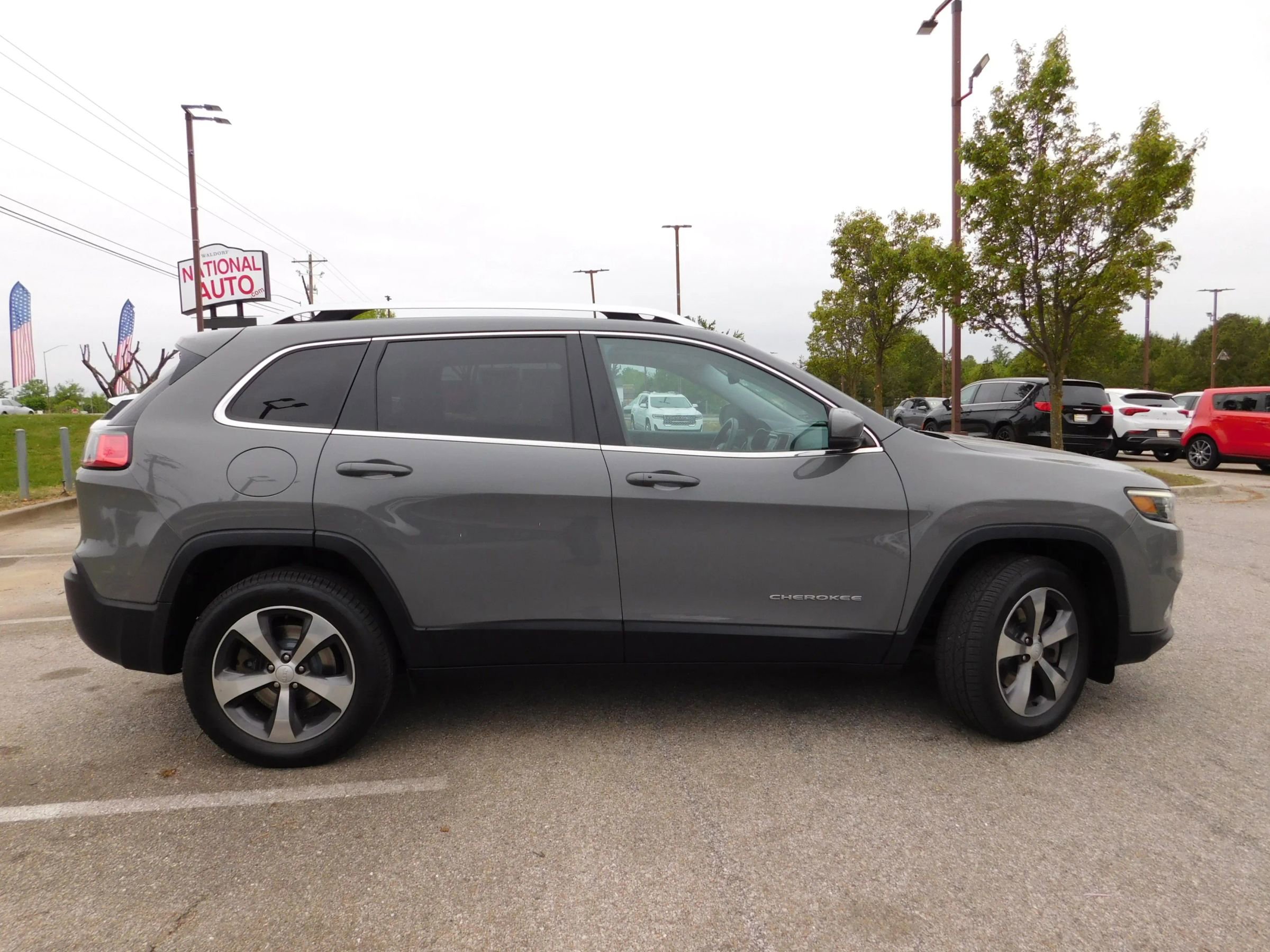 Used 2019 Jeep Cherokee Limited AWD/4WD image 4