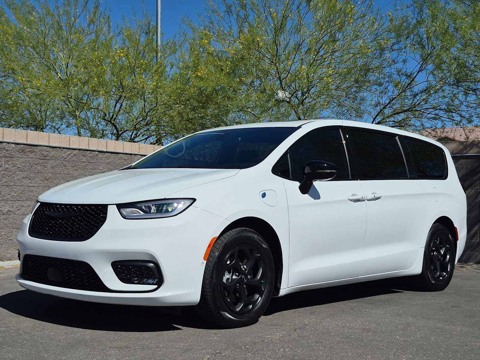Used 2023 Chrysler Pacifica Limited w/ S Appearance Package FWD image 5