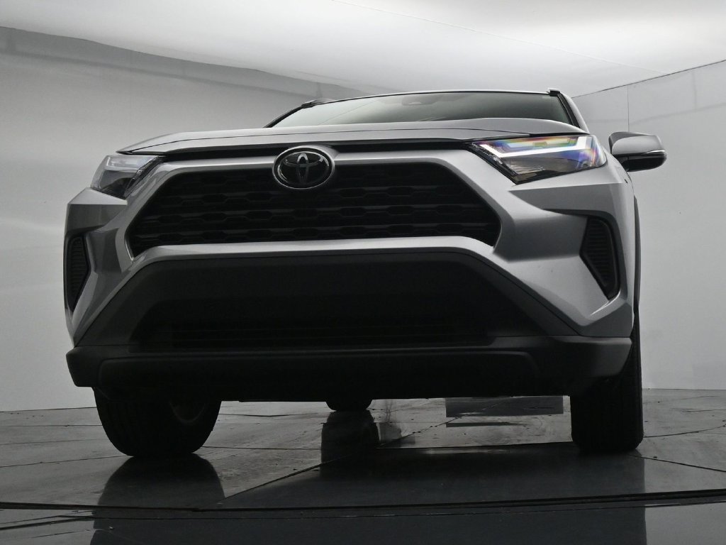 Used 2025 Toyota RAV4 XLE AWD/4WD image 19