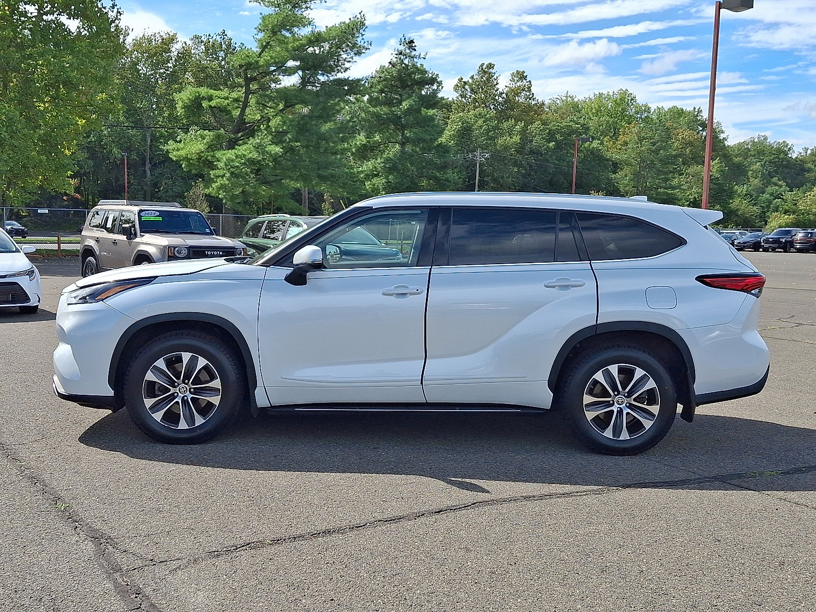 Used 2022 Toyota Highlander XLE AWD/4WD image 4