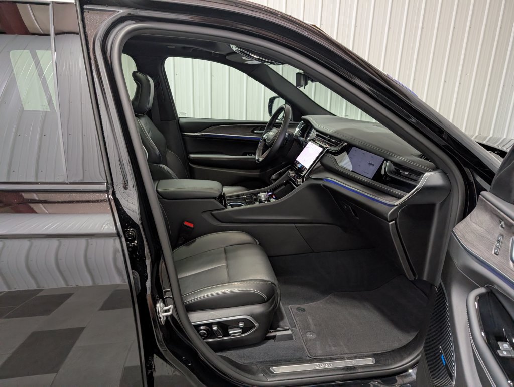 Used 2023 Jeep Grand Cherokee Overland w/ Advanced Protech Group III AWD/4WD image 30