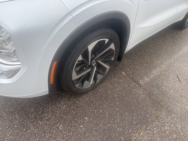 Used 2024 Mitsubishi Outlander SEL image 2