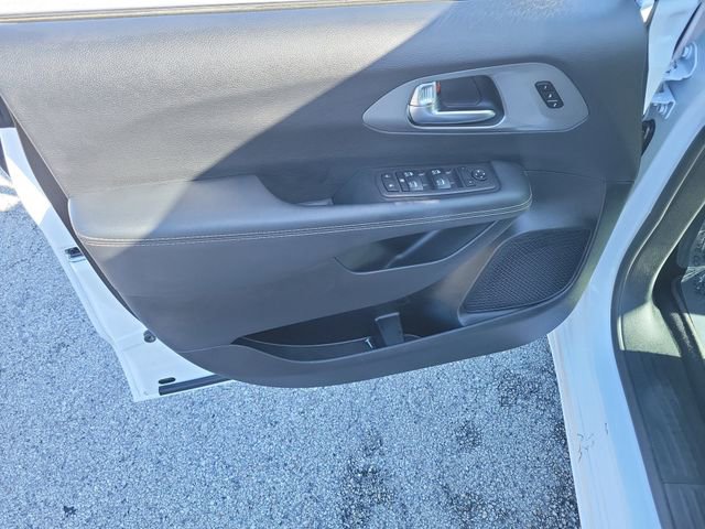 Used 2025 Chrysler Pacifica Select image 22