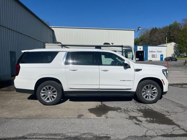 Used 2025 GMC Yukon XL Denali AWD/4WD image 4