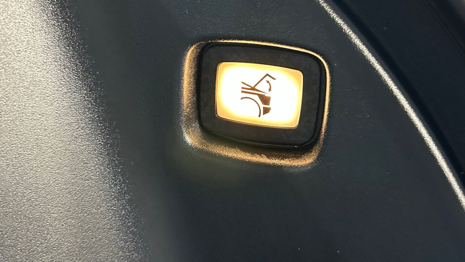 Used 2024 Tesla Cybertruck AWD Crew Cab image 91