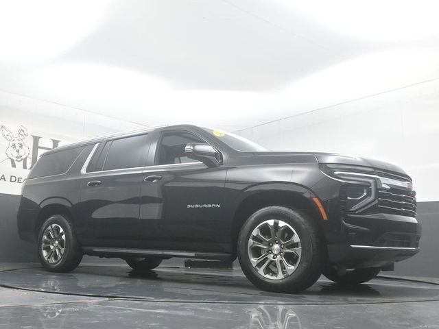 Used 2025 Chevrolet Suburban LT w/ Comfort Package AWD/4WD image 2