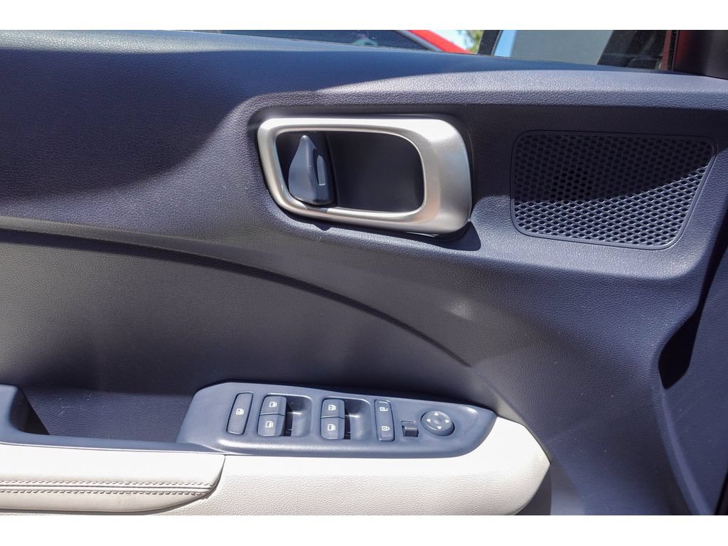 Used 2021 Hyundai Venue FWD image 12