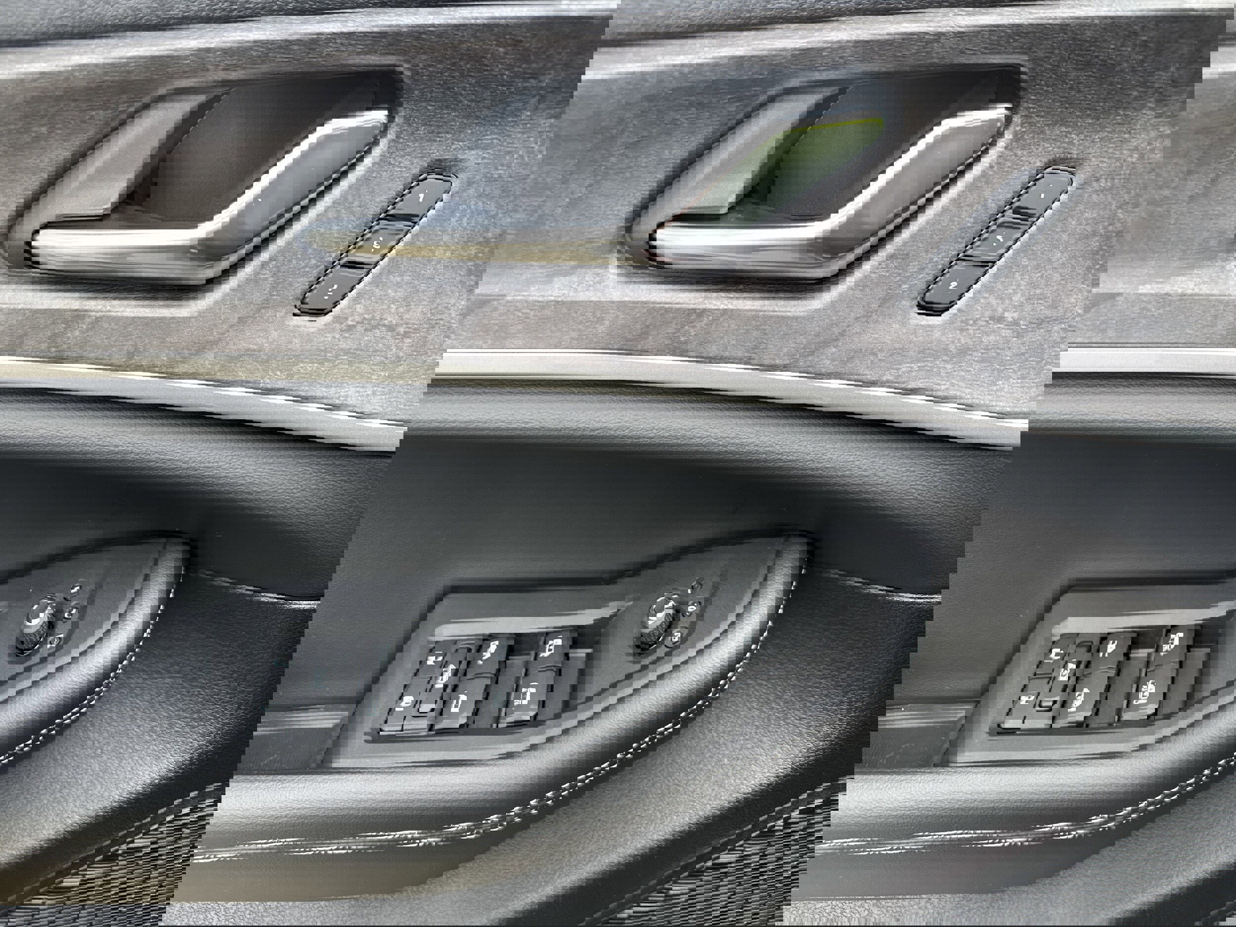 Used 2025 Jeep Grand Cherokee Limited w/ Black Appearance Package AWD/4WD image 8