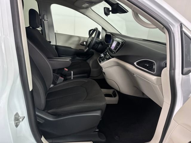 Used 2024 Chrysler Voyager LX image 28