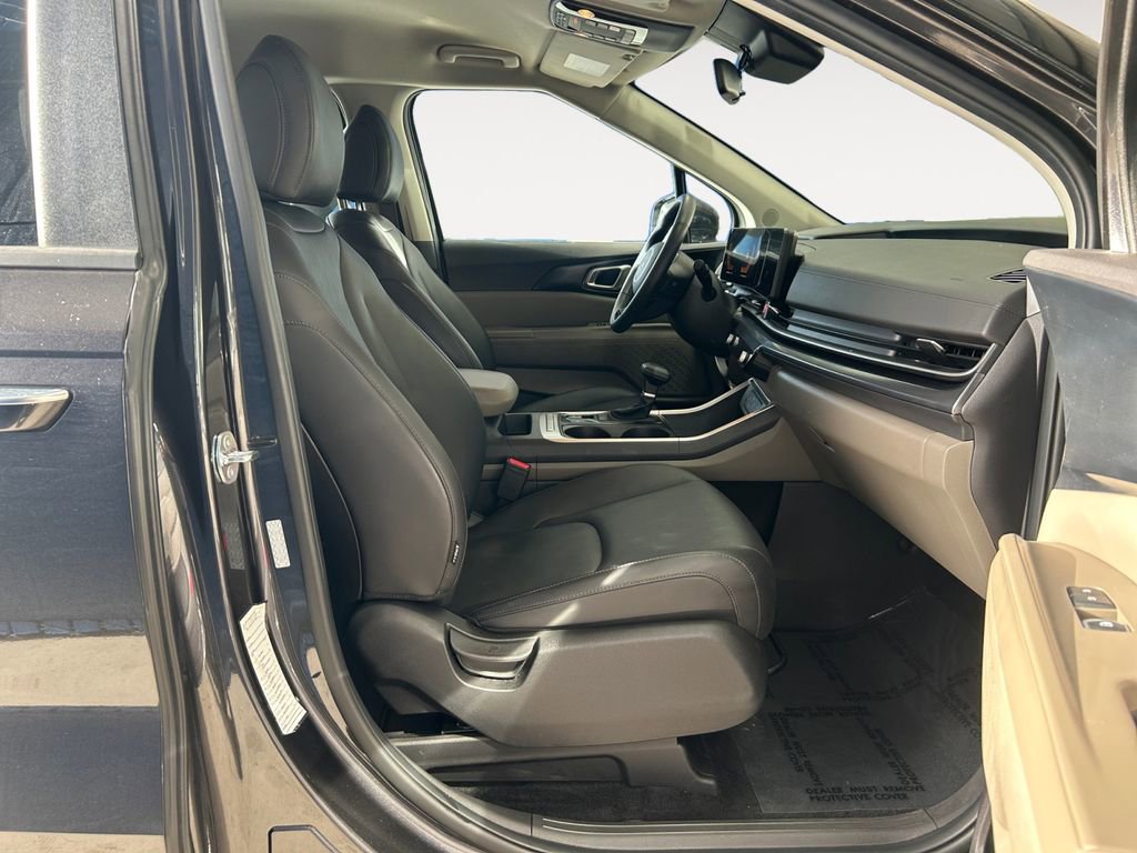 Used 2025 Kia Carnival image 10