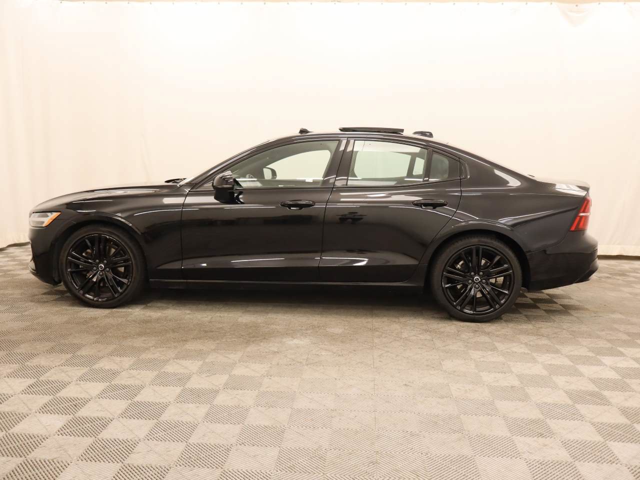 Used 2024 Volvo S60 B5 Plus FWD image 2