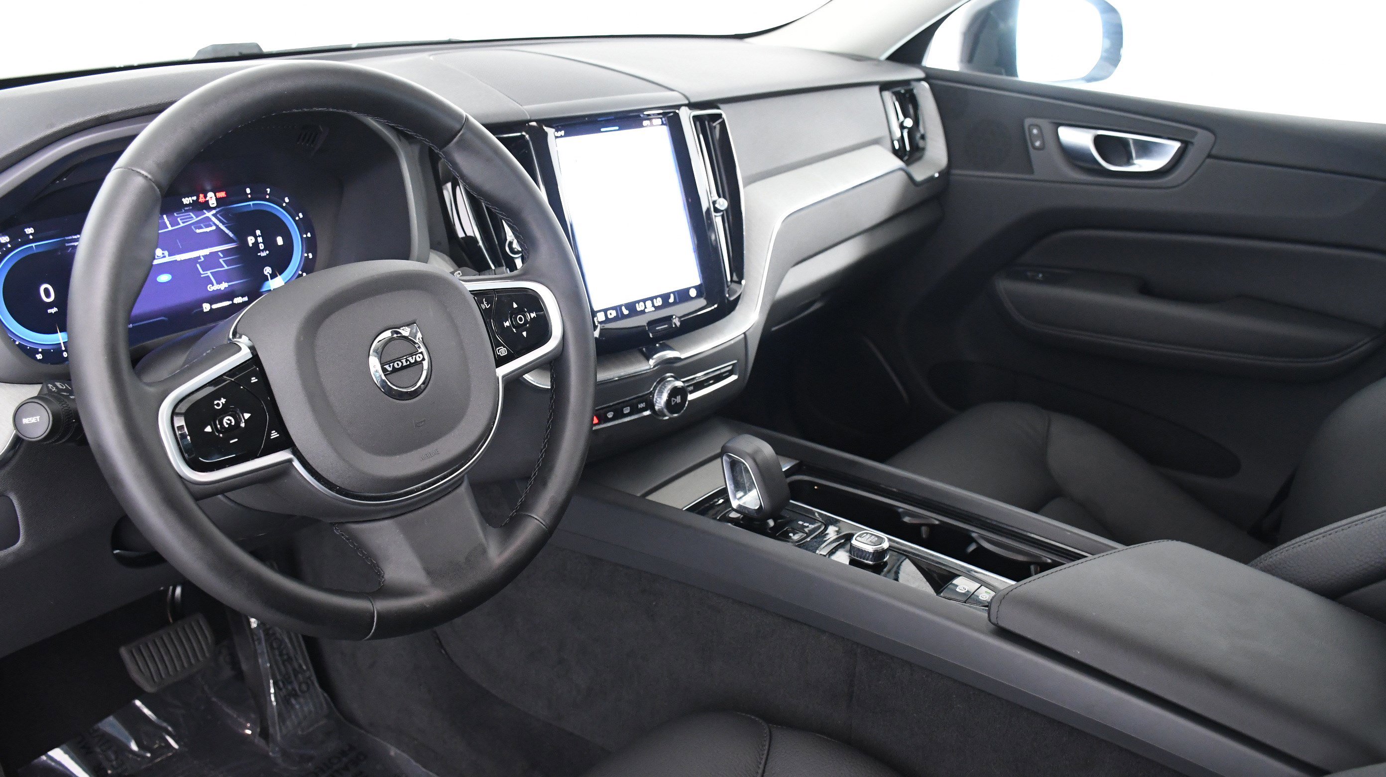 Used 2025 Volvo XC60 B5 Plus image 21