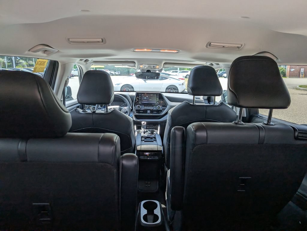 Used 2021 Toyota Highlander XLE AWD/4WD image 14