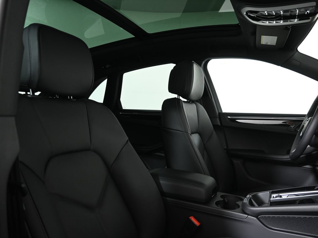 Used 2026 Porsche Macan AWD/4WD image 37