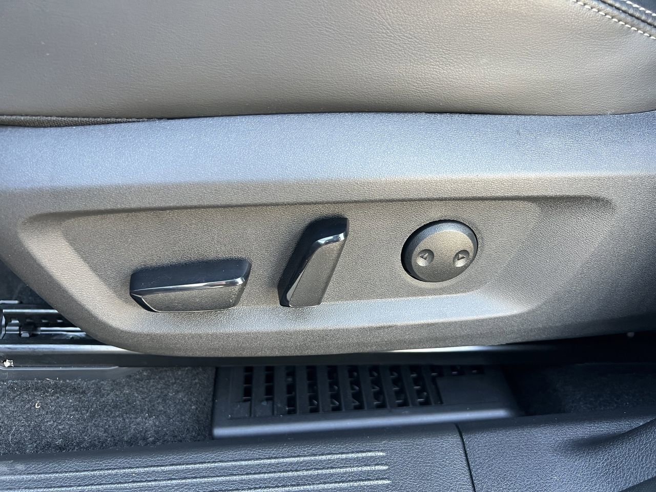 Certified 2025 Nissan Rogue Platinum image 22