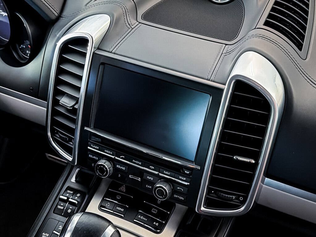 Used 2013 Porsche Cayenne Turbo w/ Premium Pkg Plus AWD/4WD image 29