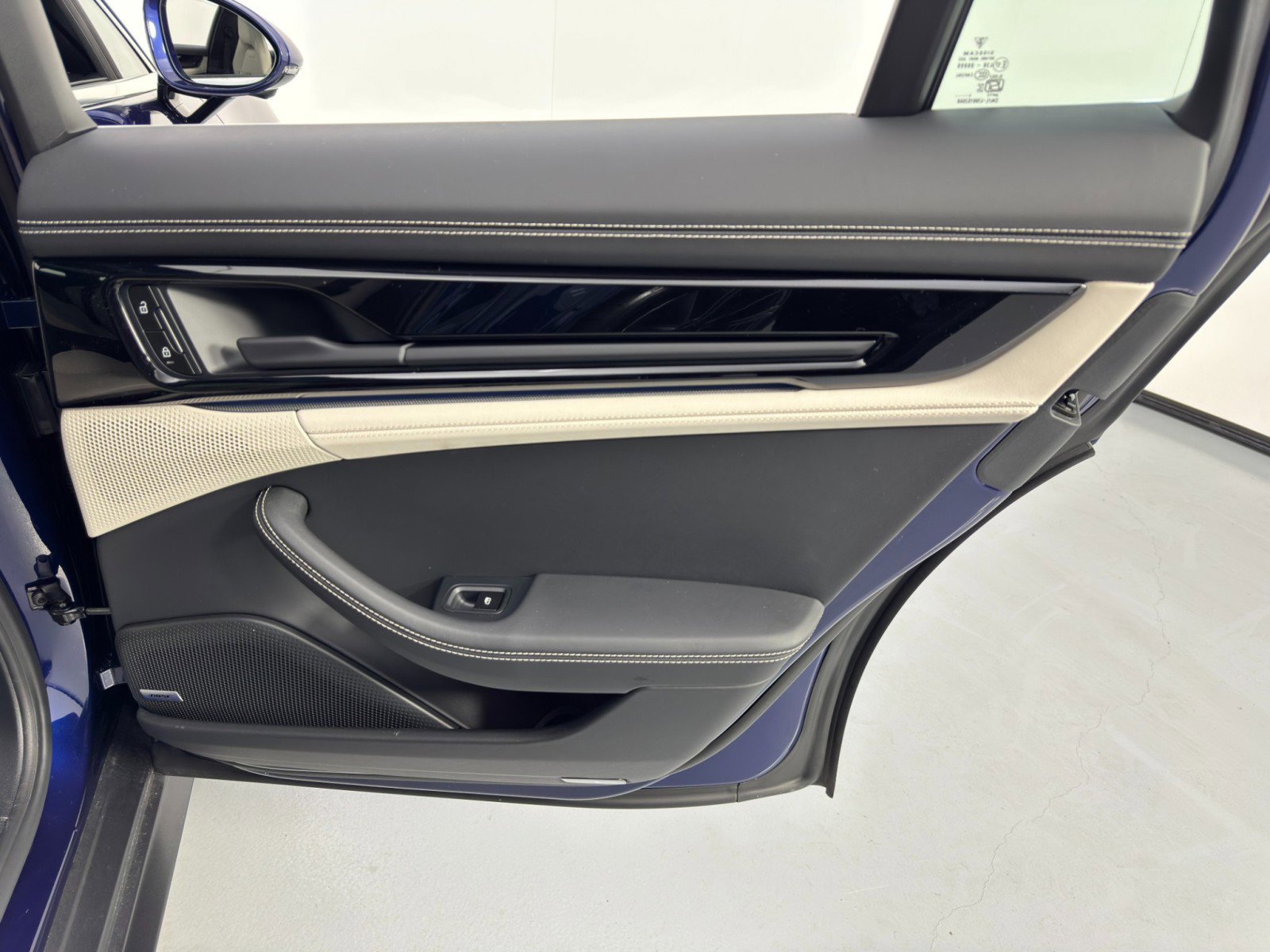 Used 2025 Porsche Panamera 4S w/ Premium Package image 47