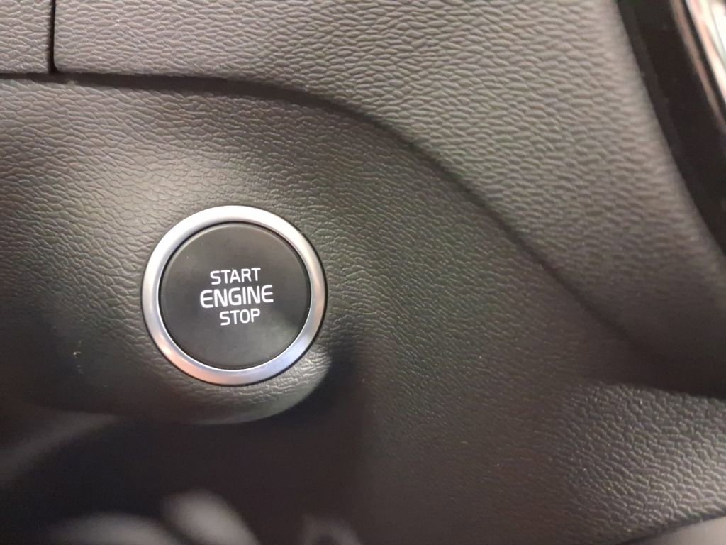 Certified 2025 Volvo XC40 B5 Plus AWD/4WD image 26