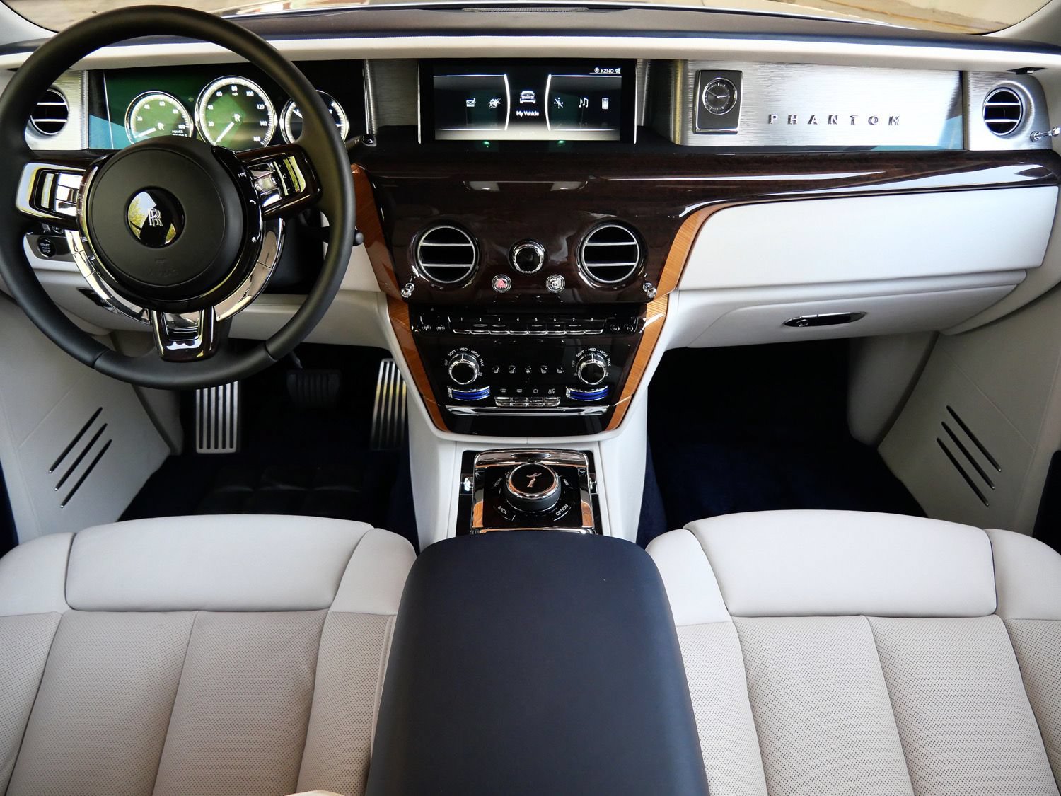 Used 2023 Rolls-Royce Phantom Sedan RWD image 4
