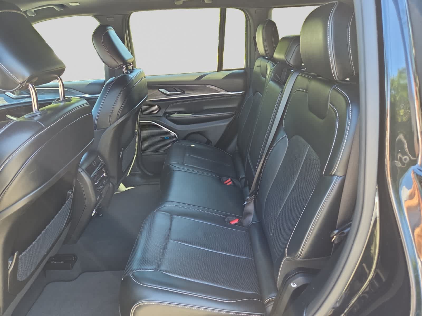 Used 2023 Jeep Grand Cherokee Overland AWD/4WD image 17