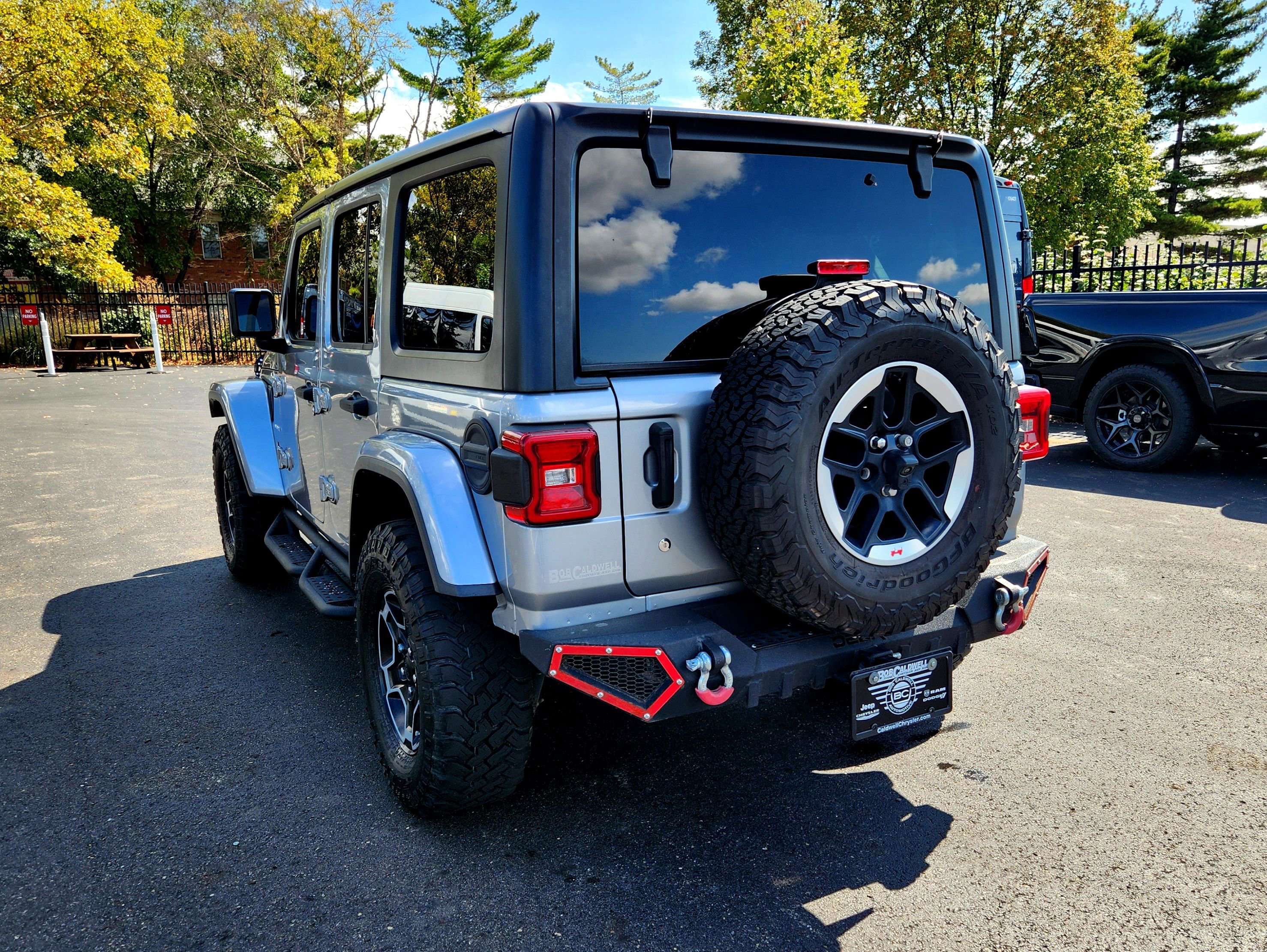 Used 2018 Jeep Wrangler Unlimited Sahara image 6