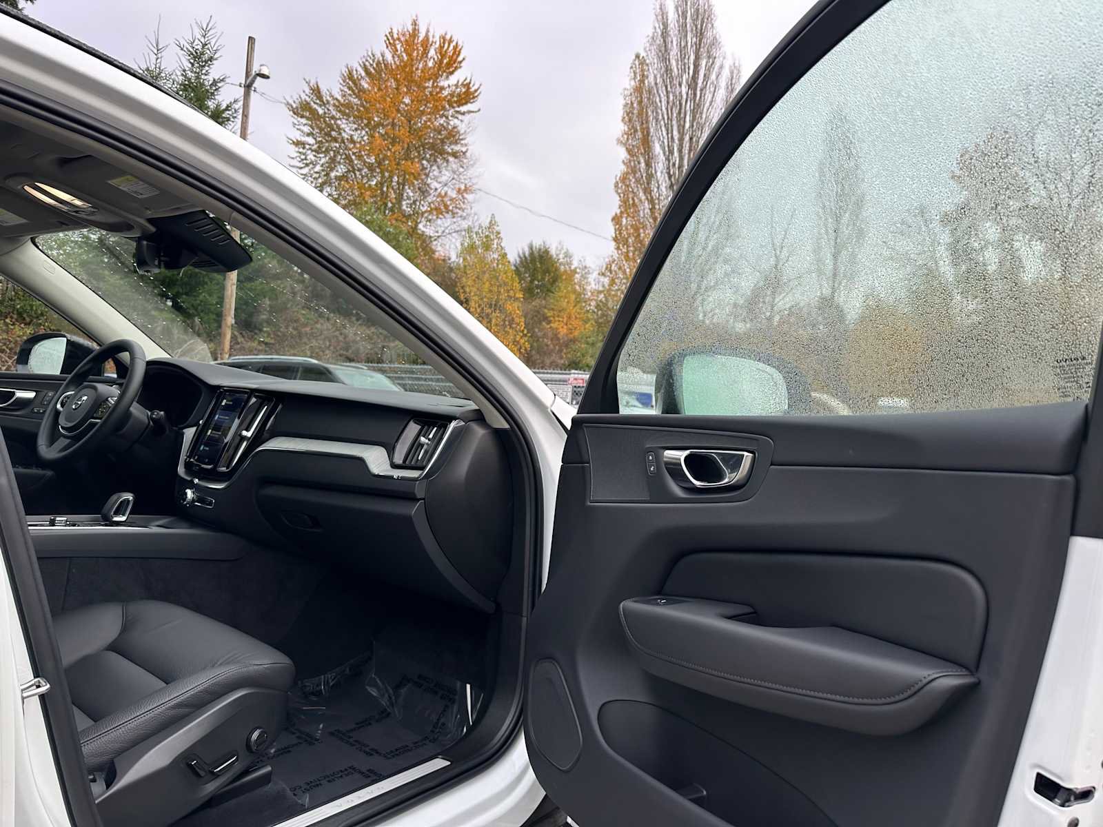 Used 2025 Volvo XC60 B5 Plus w/ Protection Package Premier image 11