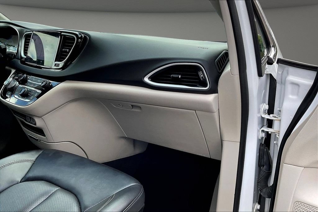 Used 2024 Chrysler Pacifica Touring-L FWD image 29