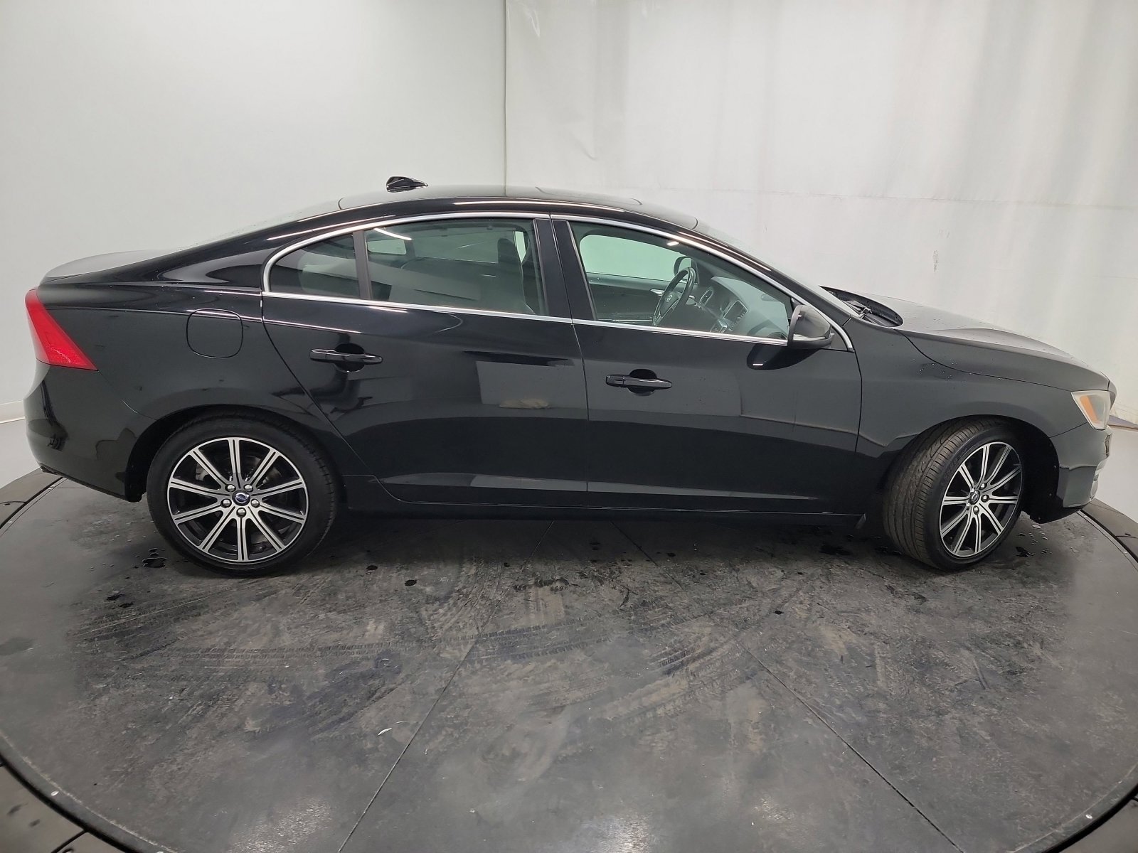 Used 2018 Volvo S60 T5 Inscription Platinum image 11