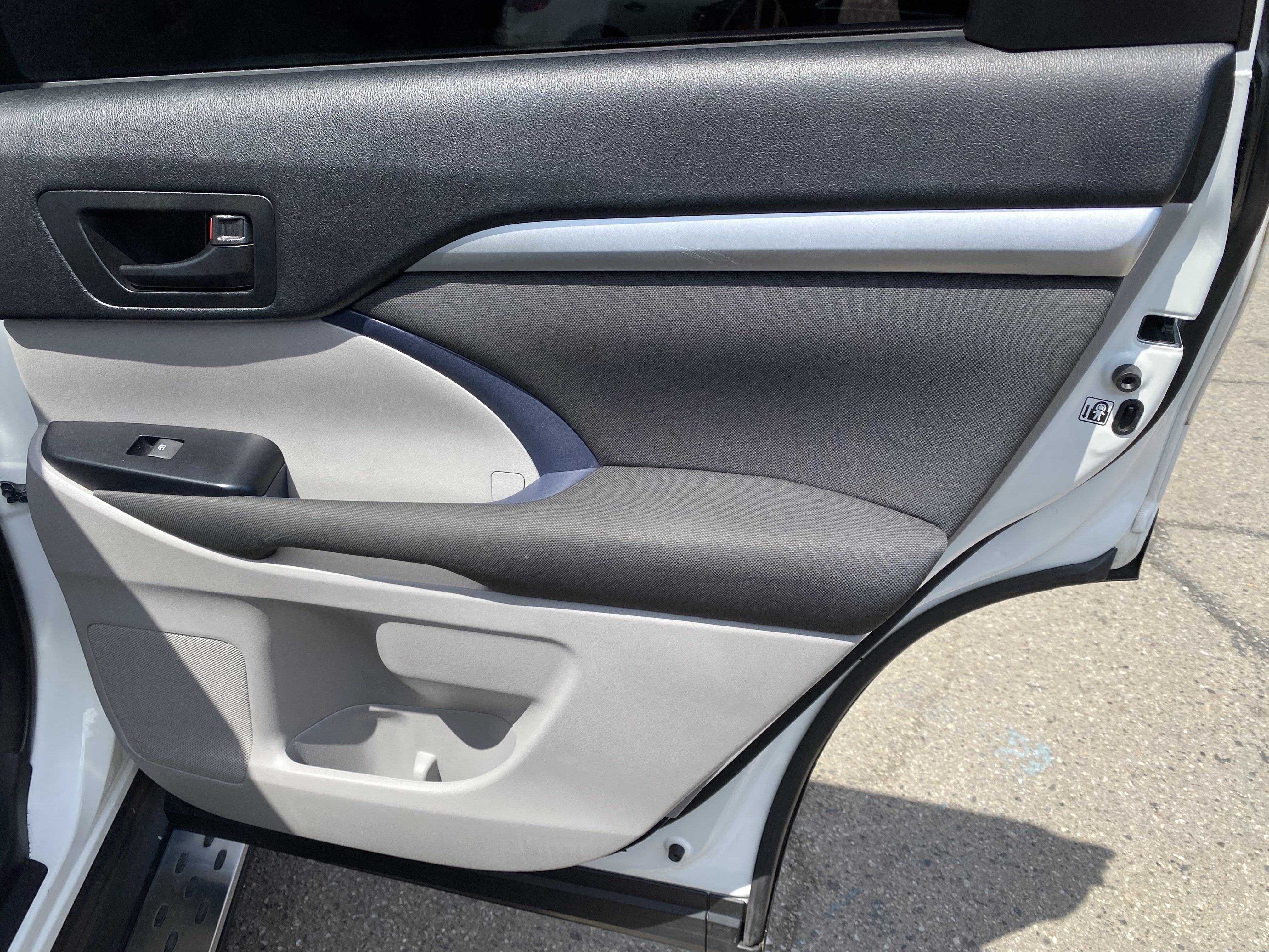 Used 2018 Toyota Highlander LE FWD image 21
