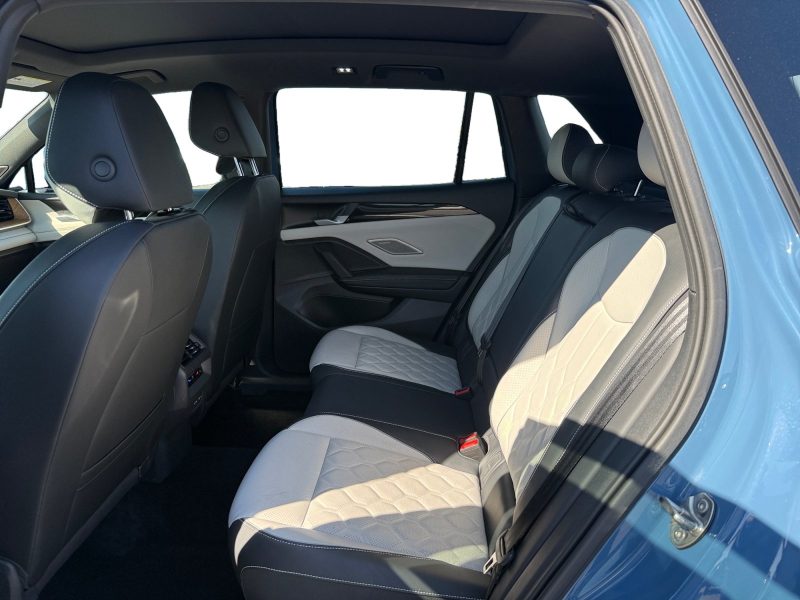 Certified 2025 Volkswagen Tiguan SEL R-Line AWD/4WD image 16