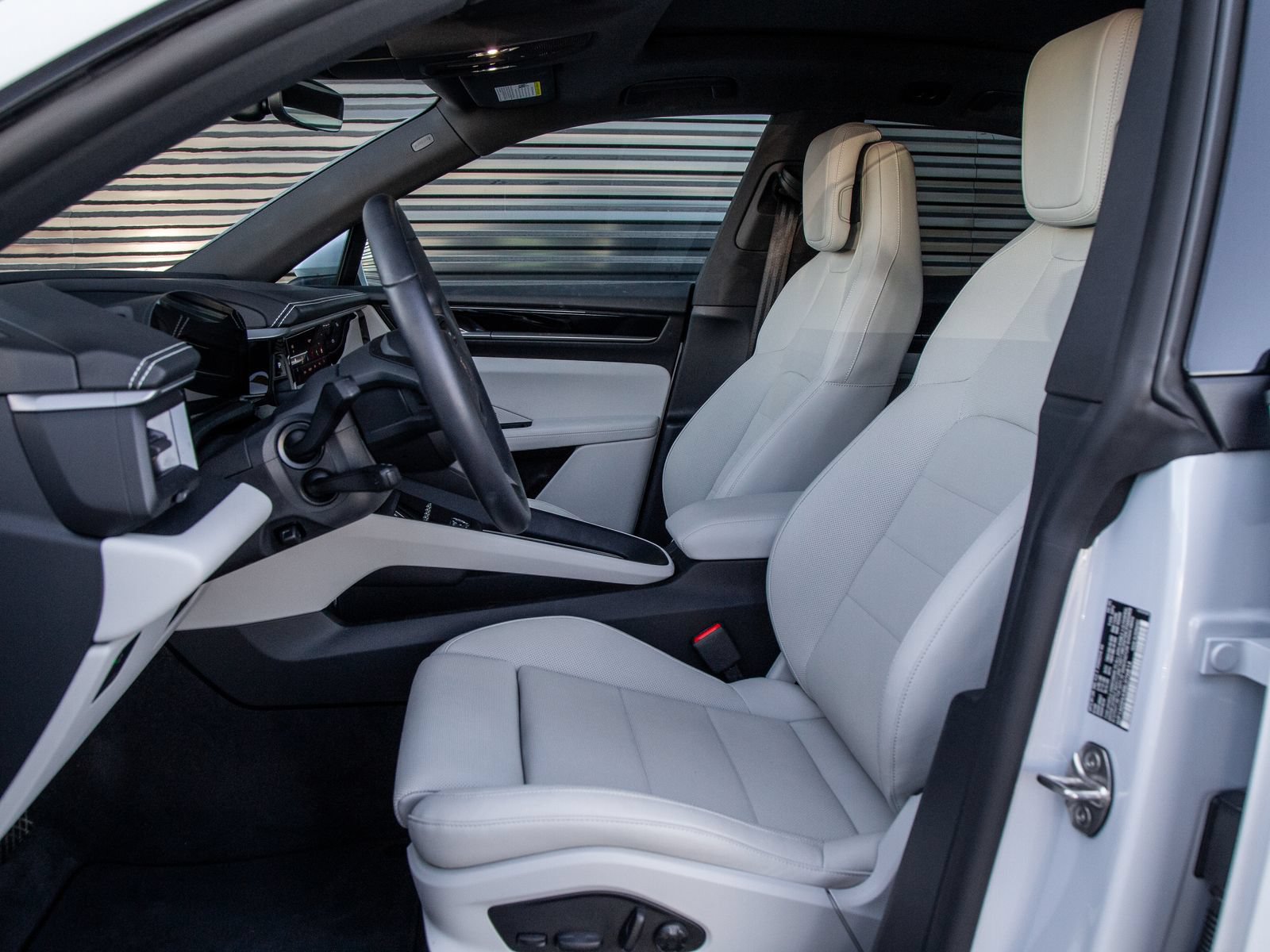 Certified 2025 Porsche Macan Electric RWD image 5