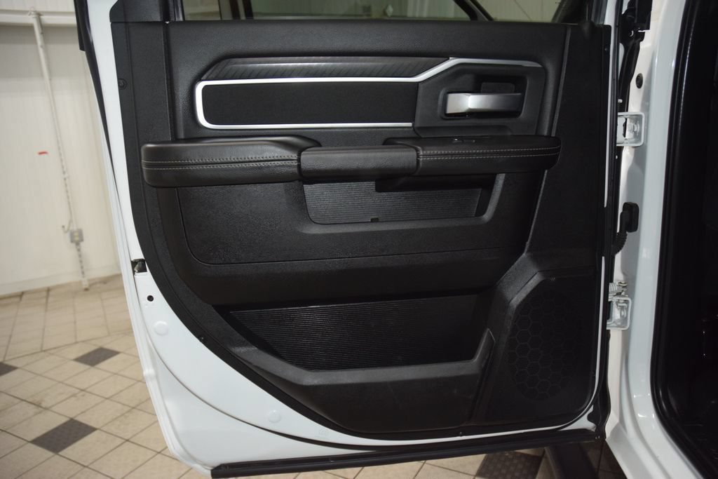 Used 2025 RAM 5500 4x4 Crew Cab image 34