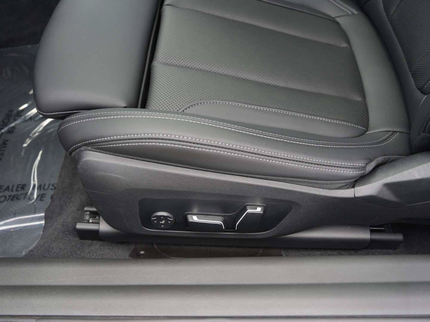 Used 2025 BMW M240i Coupe RWD image 9
