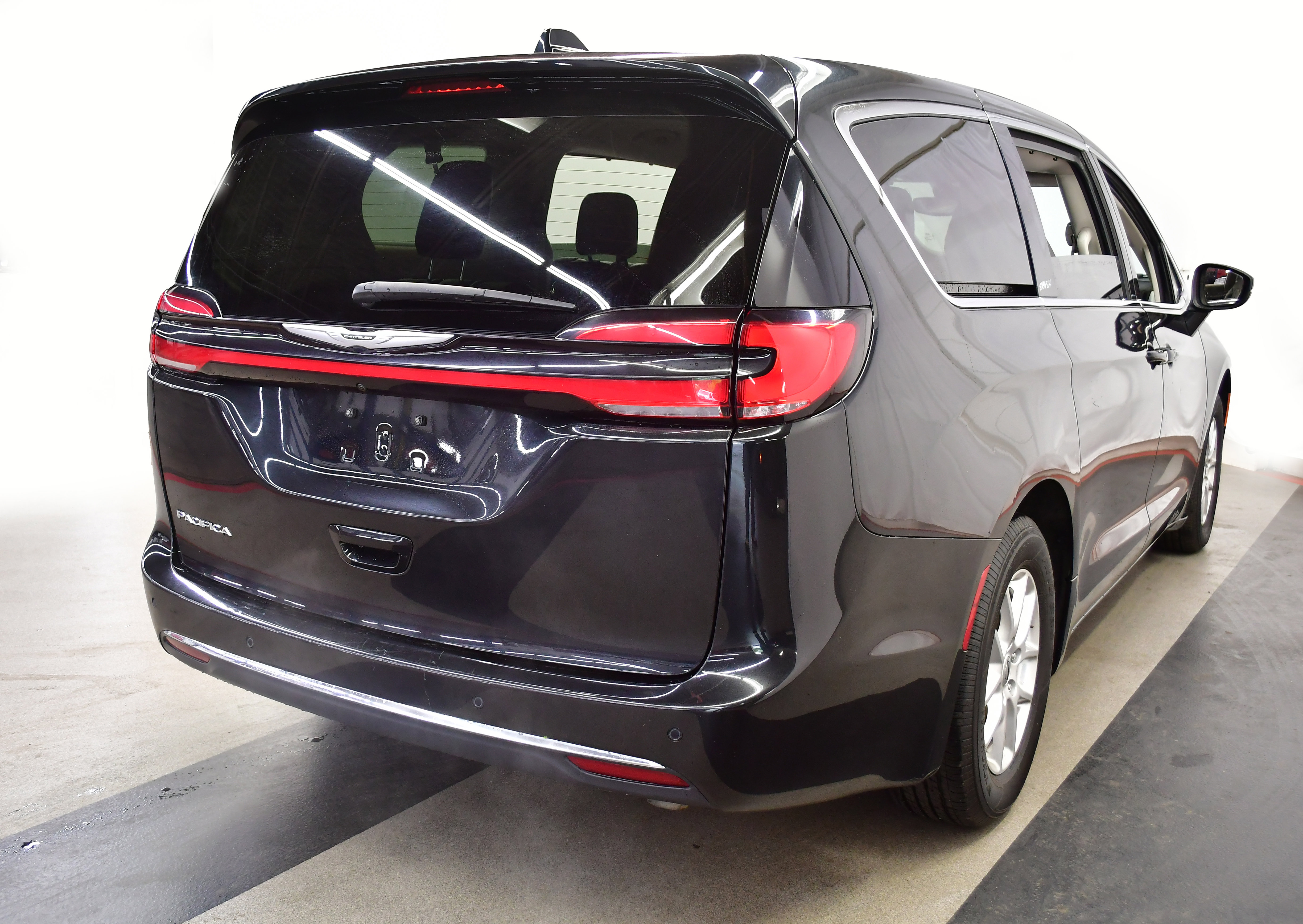 Used 2023 Chrysler Pacifica Touring-L FWD image 7
