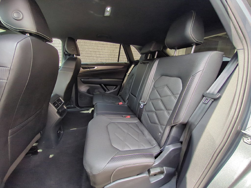 Used 2025 Volkswagen Atlas Cross Sport SE FWD image 24