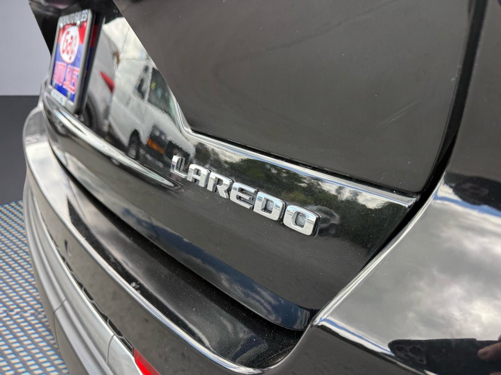 Used 2023 Jeep Grand Cherokee Laredo AWD/4WD image 7