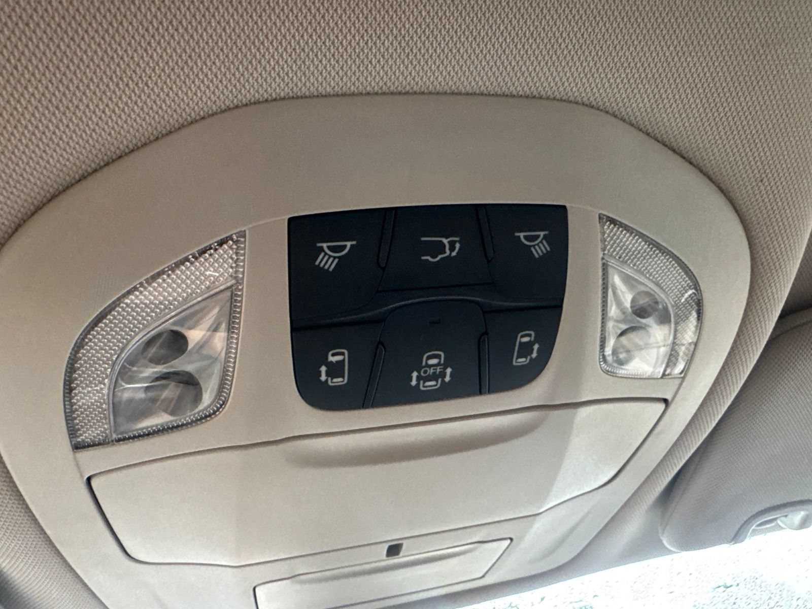 Used 2022 Chrysler Voyager LX FWD image 33