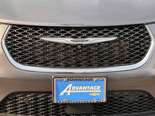 Used 2022 Chrysler Pacifica Touring-L w/ Uconnect Theater Family Group FWD image 10