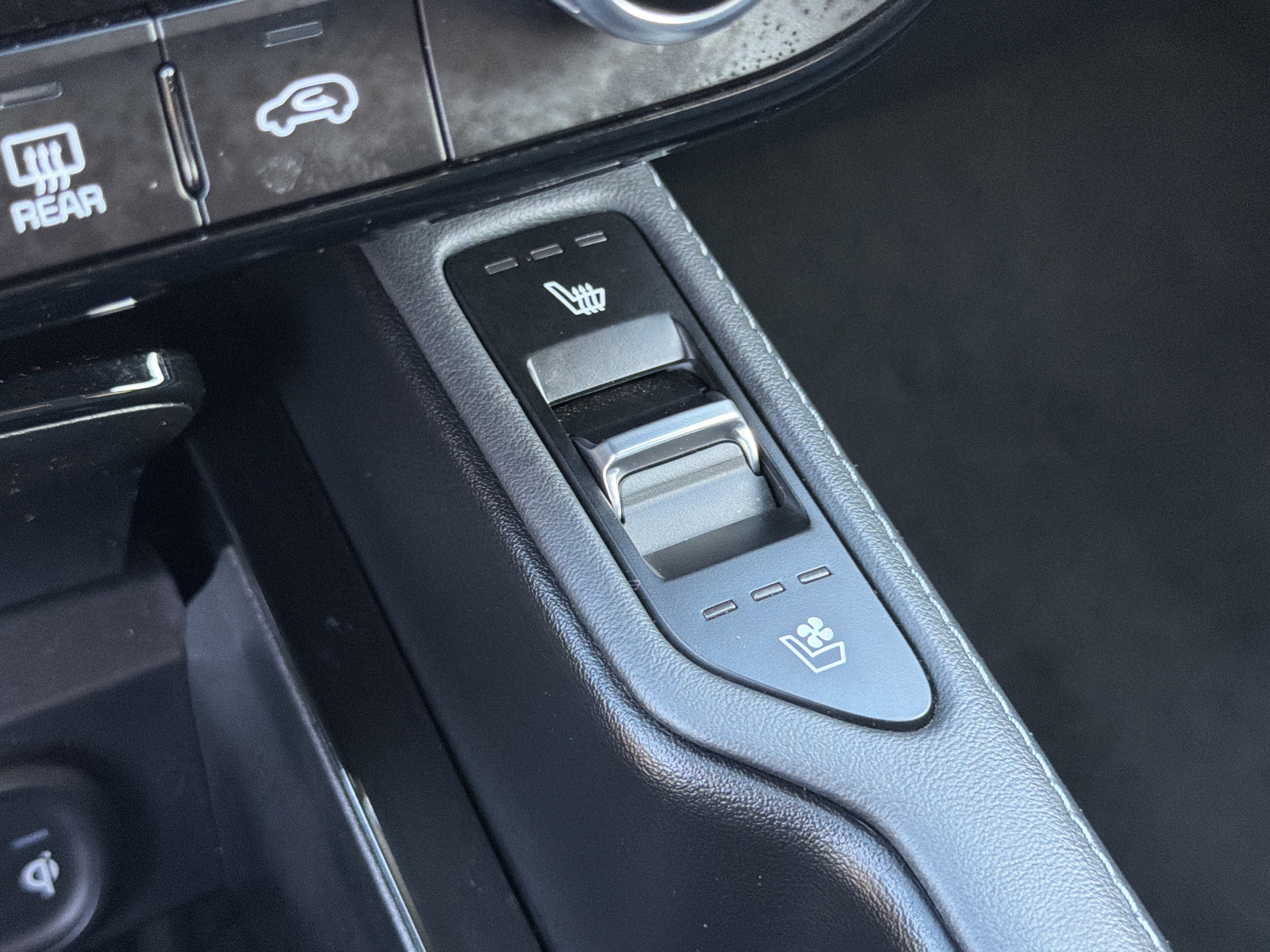 Used 2023 Kia Telluride EX w/ EX Captain's Chair Package image 32