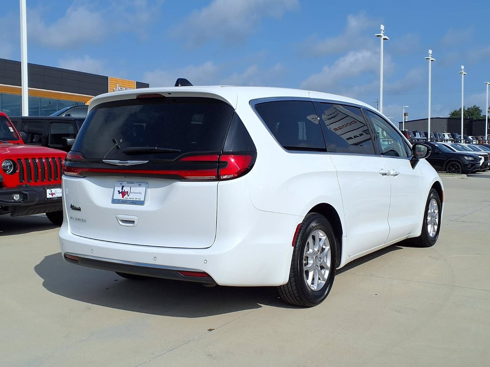 Used 2024 Chrysler Pacifica Touring-L FWD image 6