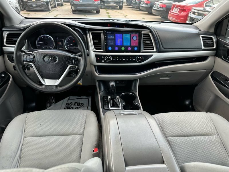 Used 2017 Toyota Highlander LE FWD image 24