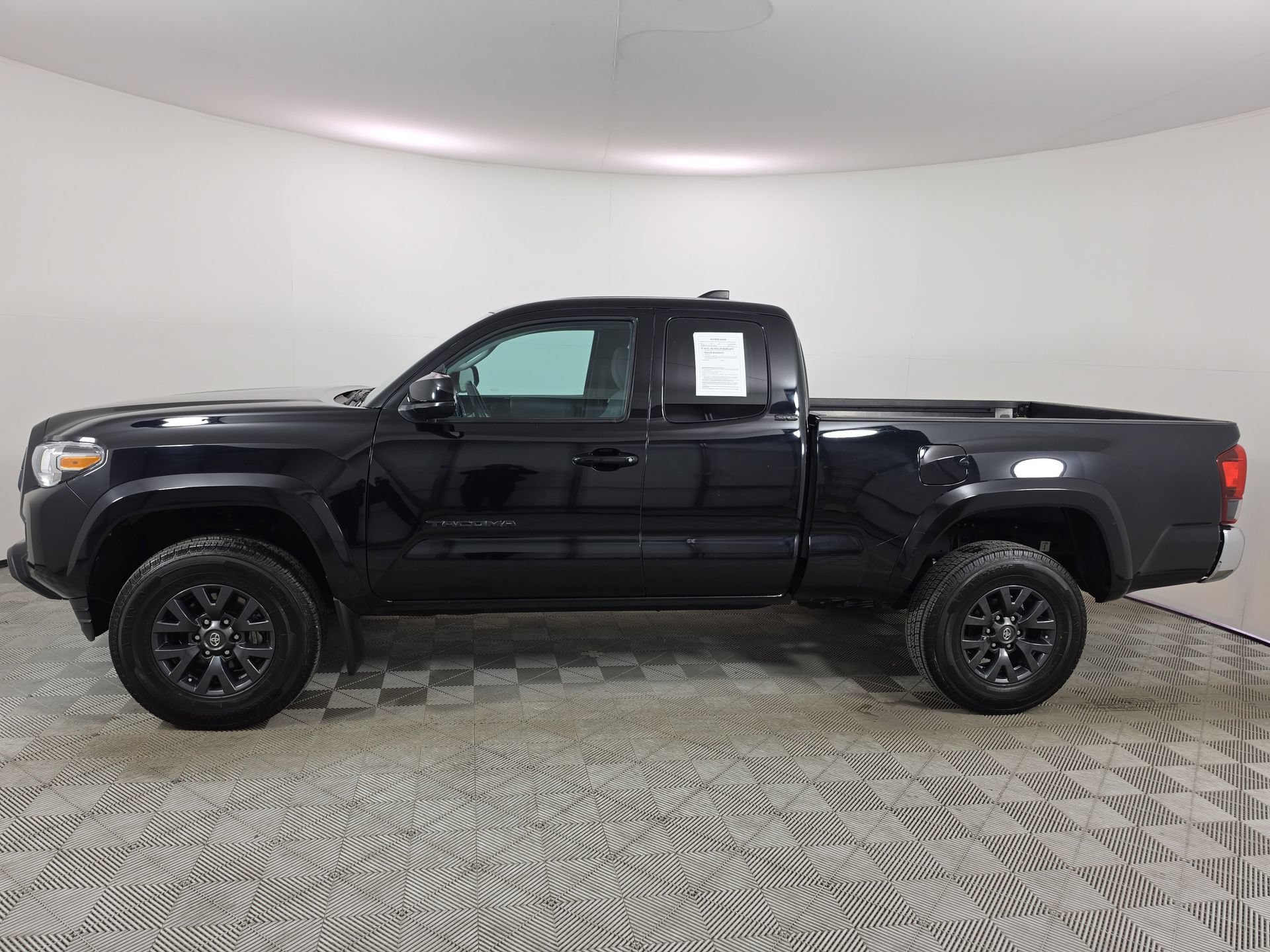 Used 2022 Toyota Tacoma SR5 w/ SR5 Appearance Package (SM) RWD image 4