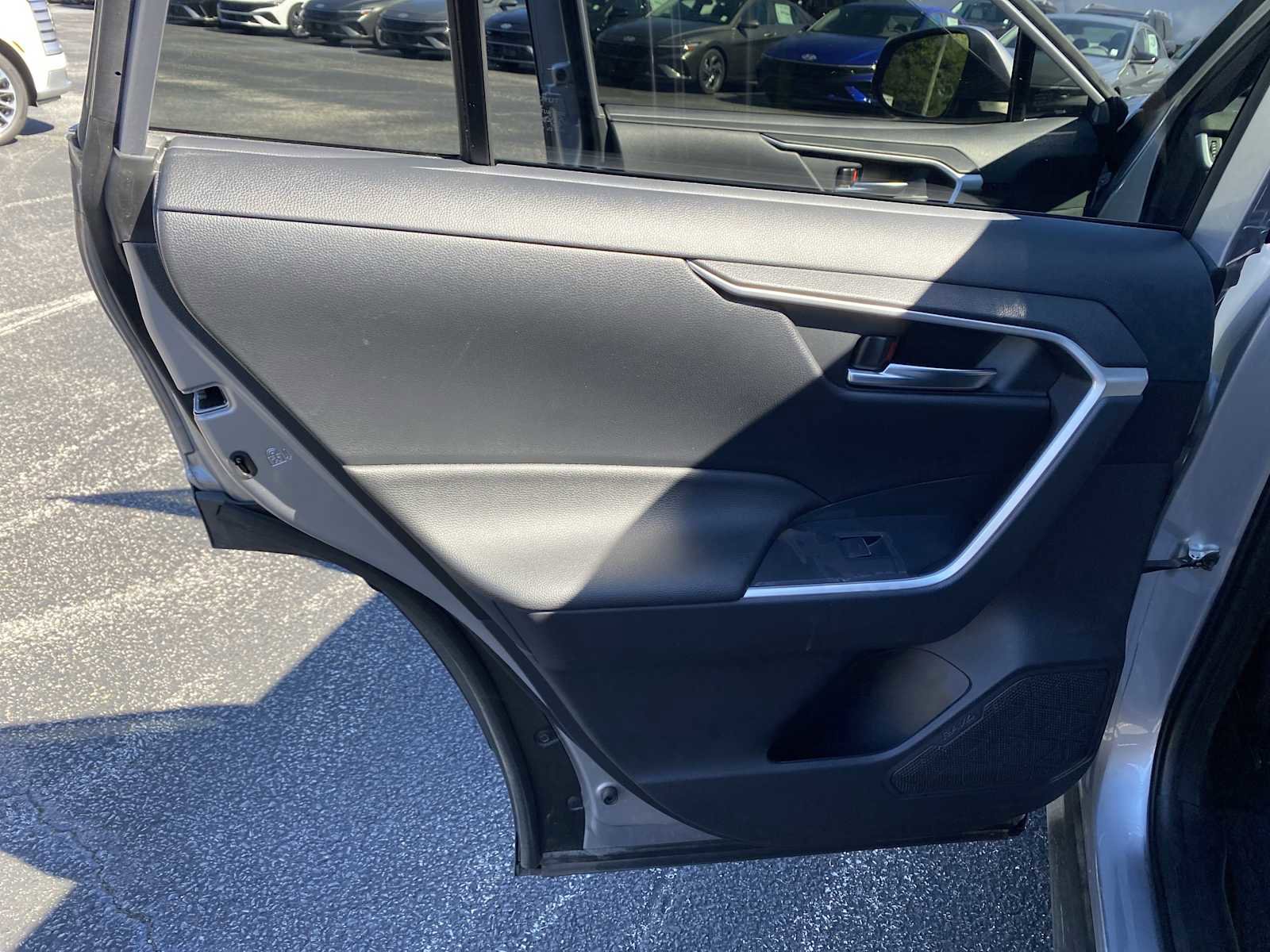 Used 2022 Toyota RAV4 SE image 28