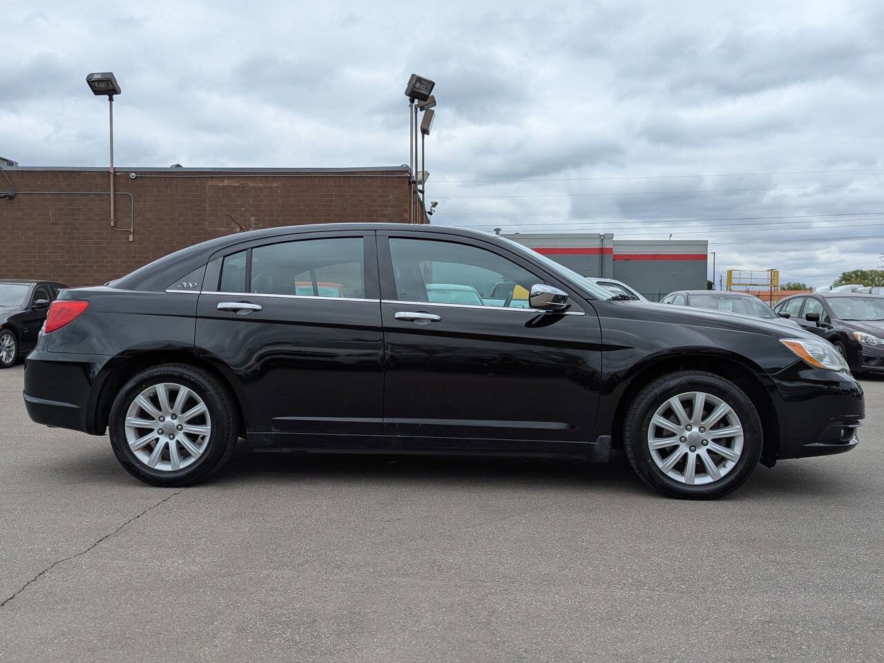 Used 2013 Chrysler 200 Limited FWD image 3