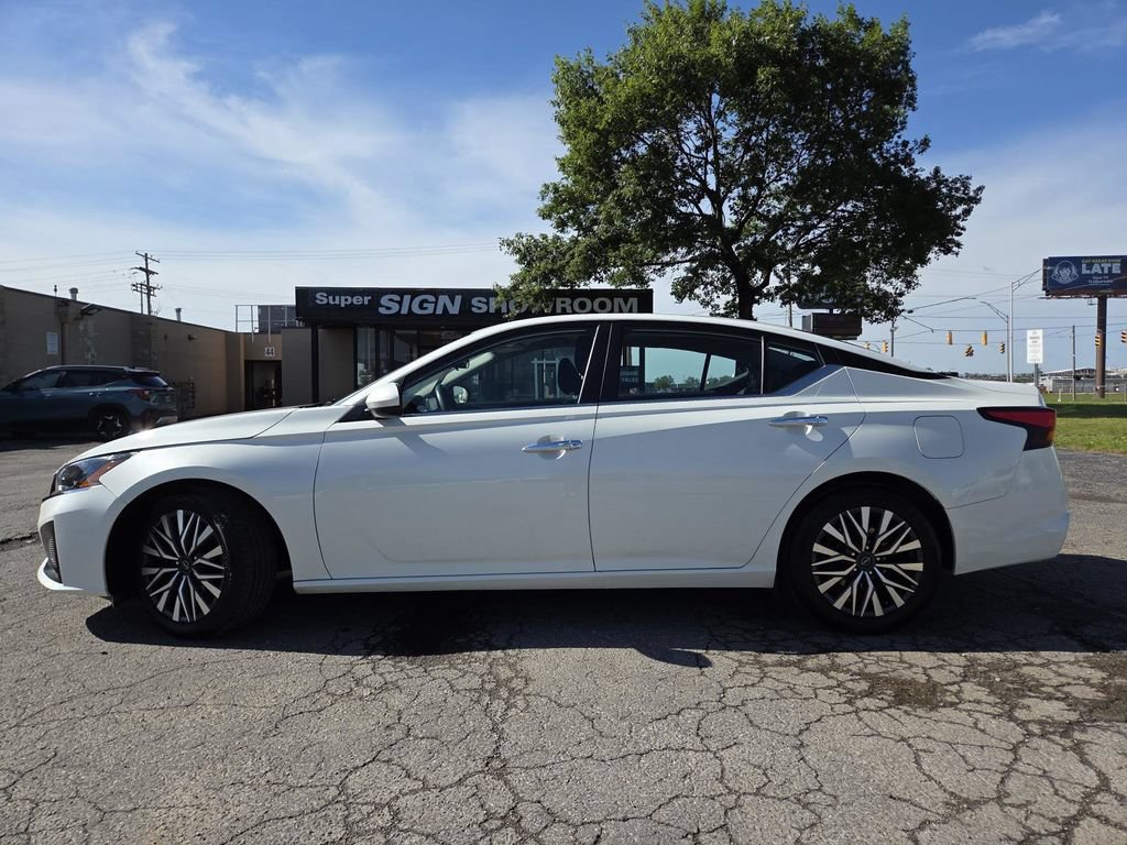 Used 2023 Nissan Altima 2.5 SV FWD image 14