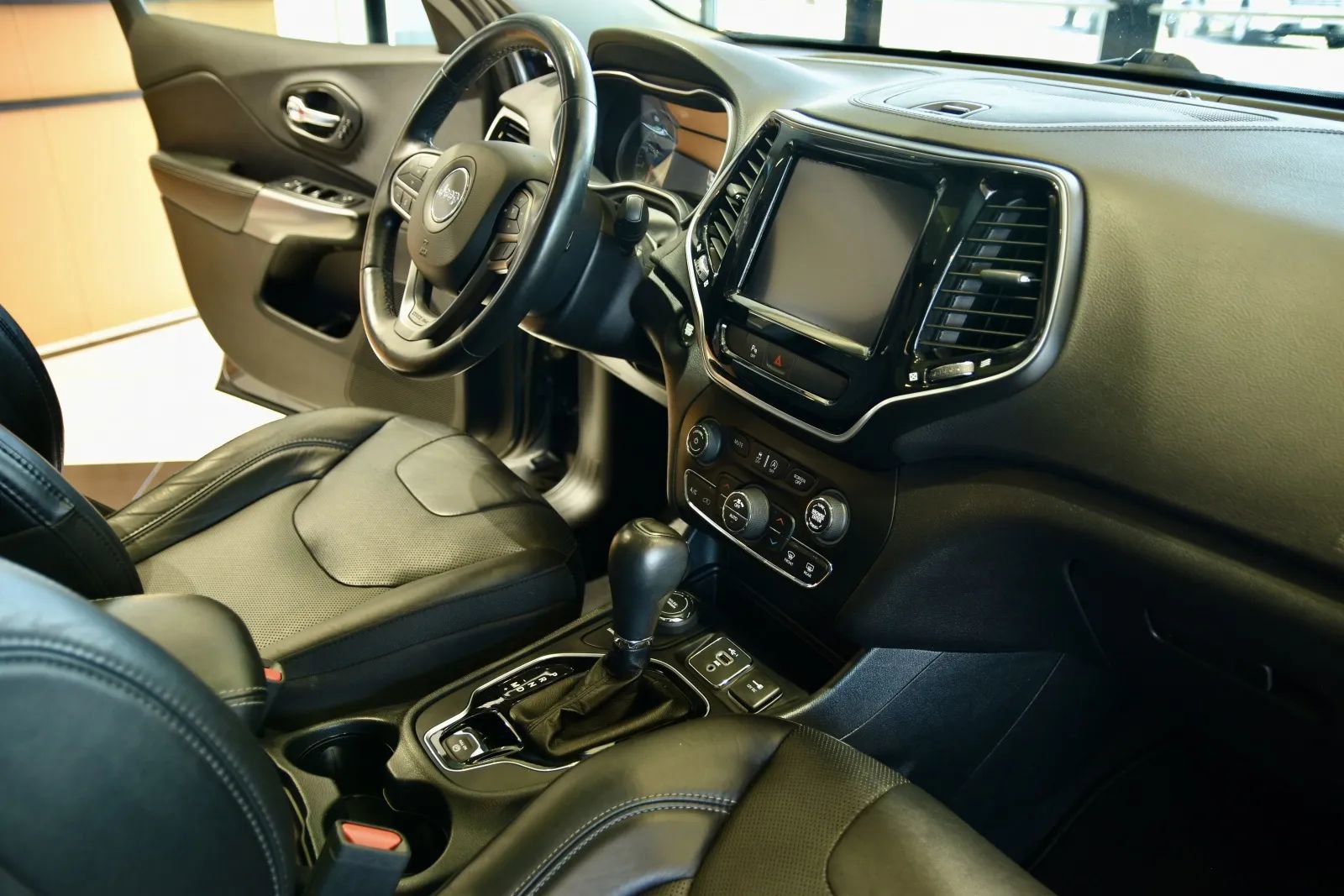 Used 2019 Jeep Cherokee Limited image 25